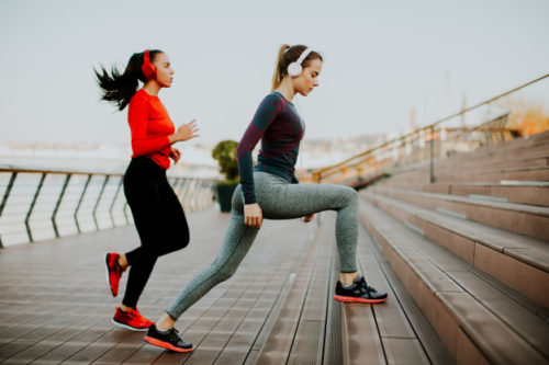 Entrenamiento personal de pilates en la calle